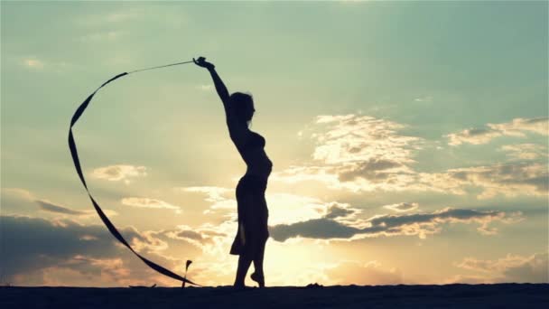 Silhueta de dança mulher no por do sol — Vídeo de Stock