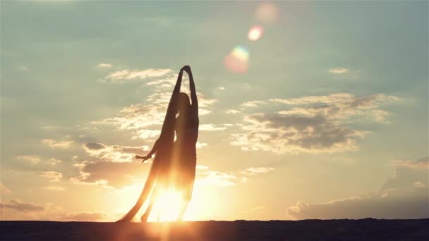 Silhouette de femme dansante au coucher du soleil — Video