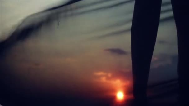 Silhouette della donna danzante al tramonto — Video Stock