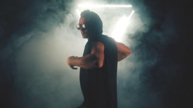 Duman içinde dans seksi adam