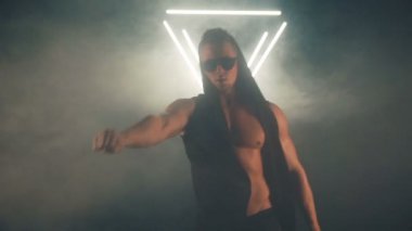 Duman içinde dans seksi adam