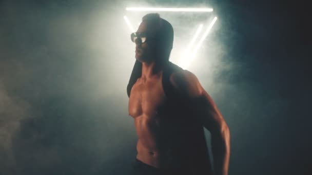 Sexy homem dançando na fumaça — Vídeo de Stock