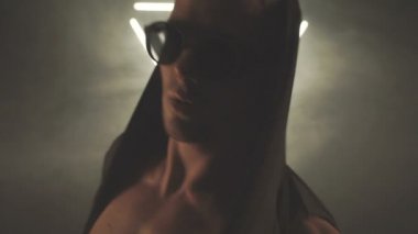 Duman içinde dans seksi adam