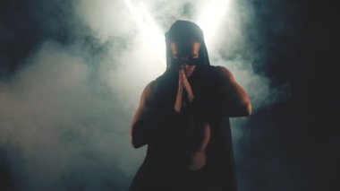 Duman içinde dans seksi adam