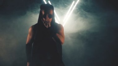 Duman içinde dans seksi adam