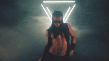 Duman içinde dans seksi adam