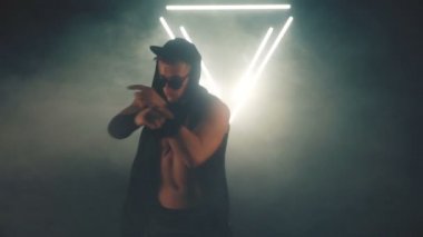 Duman içinde dans seksi adam