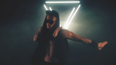 Duman içinde dans seksi adam