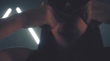 Seksi adam ışığında dans