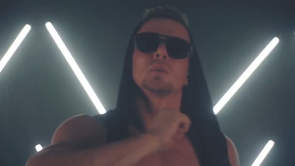 Hombre sexy bailando en la luz — Vídeo de stock