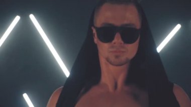 Seksi adam ışığında dans