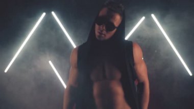 Seksi adam ışığında dans