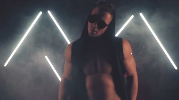 Hombre sexy bailando en la luz — Vídeos de Stock