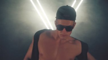 Duman içinde dans seksi adam