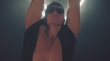 Duman içinde dans seksi adam