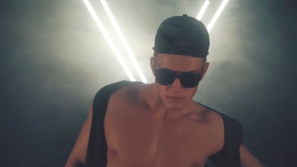 Σέξι άνδρας που χορεύει στον καπνό — Αρχείο Βίντεο