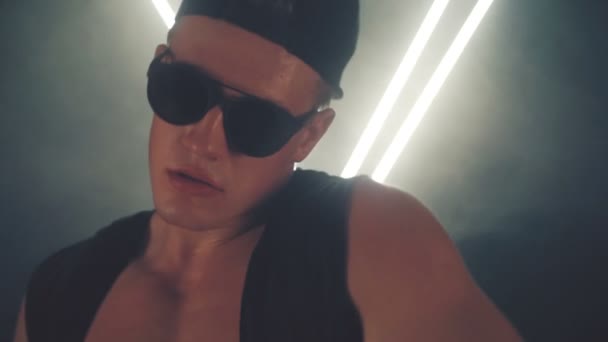 Duman içinde dans seksi adam — Stok video