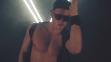 Duman içinde dans seksi adam