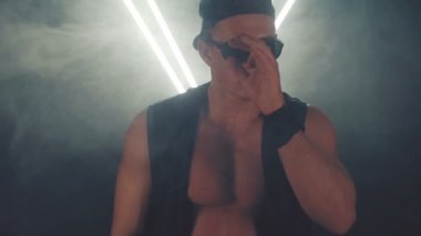 Duman içinde dans seksi adam