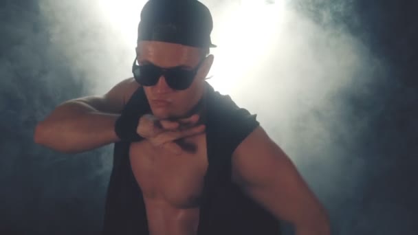 Sexig man dansar i rök — Stockvideo