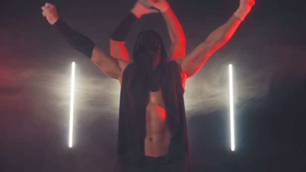Масковані чоловіки танцюють в диму — стокове відео