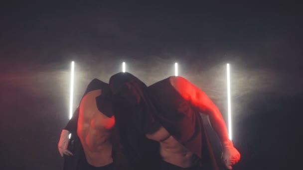 Gemaskerde mannen dansen in rook — Stockvideo