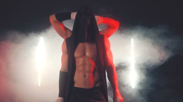 Maskierte Männer tanzen in Rauch — Stockvideo