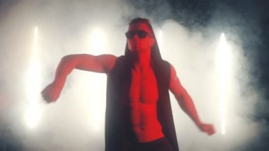 Kırmızı ışıkta dans eden seksi adam