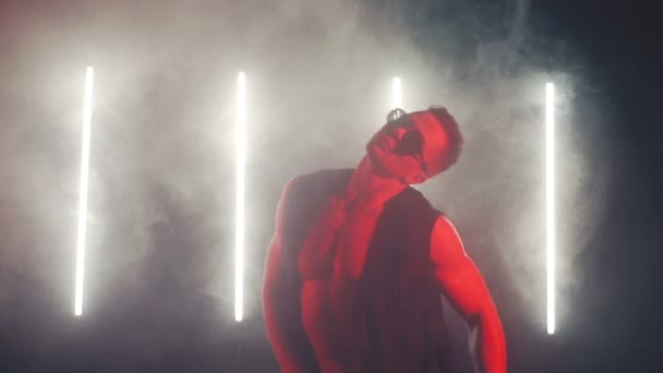 Sexy man dansen in rood licht — Stockvideo