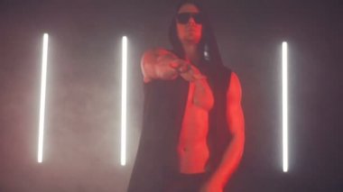 Kırmızı ışıkta dans eden seksi adam