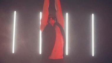 Kırmızı ışıkta dans eden seksi adam