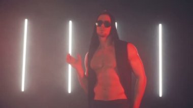 Kırmızı ışıkta dans eden seksi adam