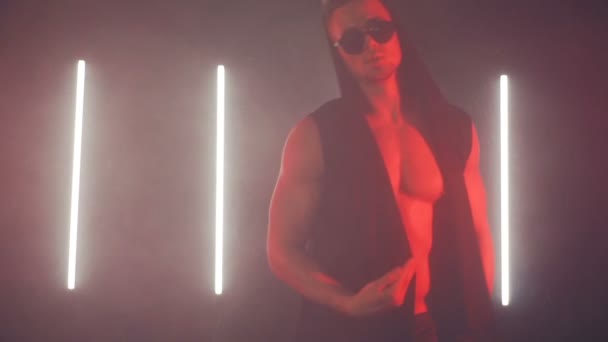 Sexy Mann tanzt im Rotlicht — Stockvideo