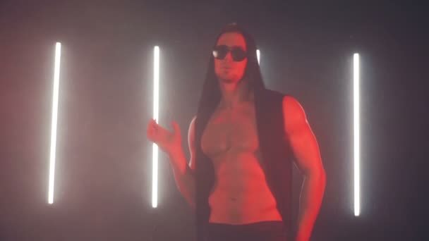 Hombre sexy bailando en luz roja — Vídeo de stock