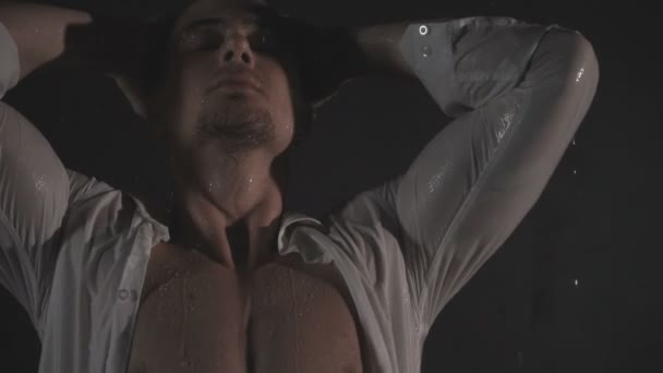 Hombre sensual en gotas de agua. Movimiento lento — Vídeos de Stock