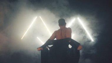 Duman içinde dans seksi adam