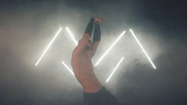 Duman içinde dans seksi adam