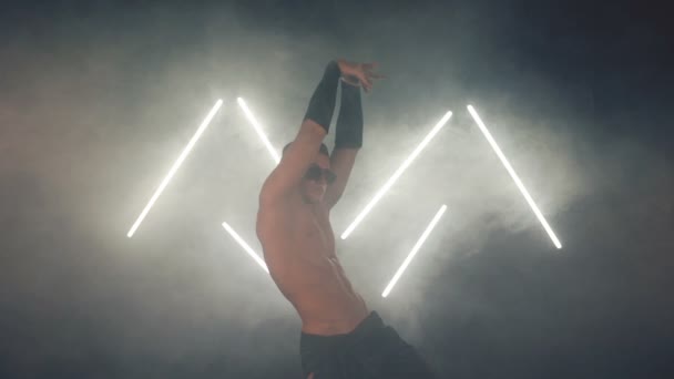 Sexy man dansen in rook — Stockvideo