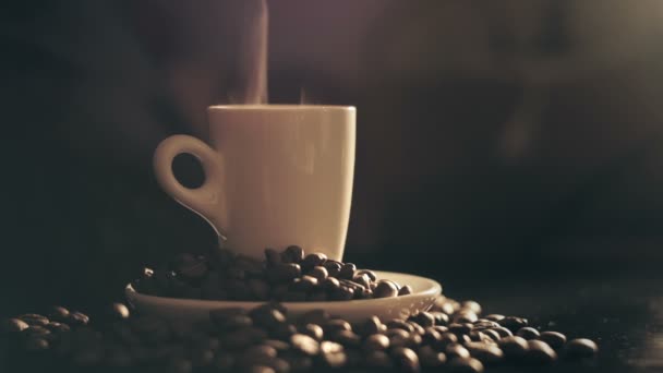 Taza de café y granos de café — Vídeo de stock