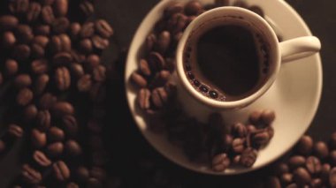 Kahve fincanı ve kahve çekirdeği.