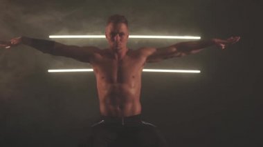 Seksi adam ellerini kaldırma