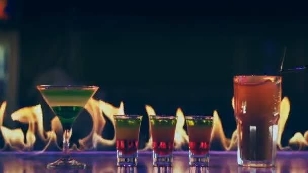 Cocktails in Flammen an einer Bar — Stockvideo