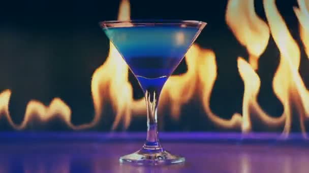El coctel a fuego en el bar — Vídeo de stock