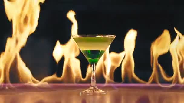 El coctel a fuego en el bar — Vídeos de Stock