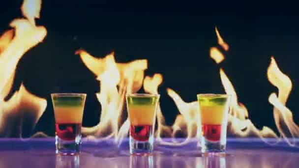 Cocktails in Flammen an einer Bar — Stockvideo