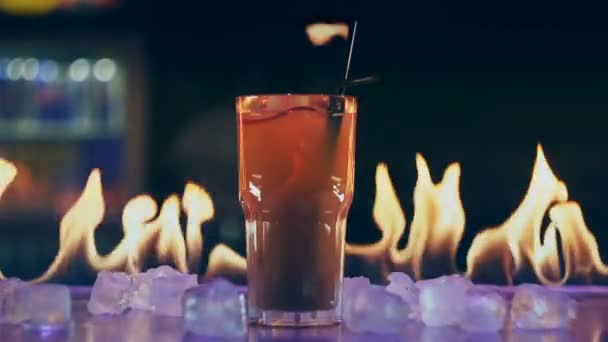 Коктейль в огне на баре — стоковое видео