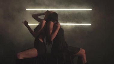 Gece kulübünde şehvetli kadınlar