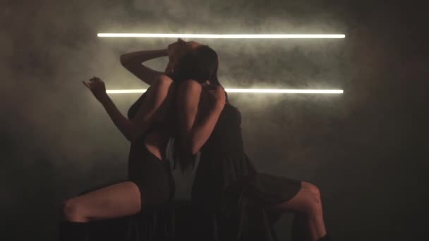 Gece kulübünde şehvetli kadınlar — Stok video