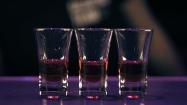 Barmen kulüpte kokteyl yapma