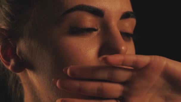 Portrait de jeune fille brune 